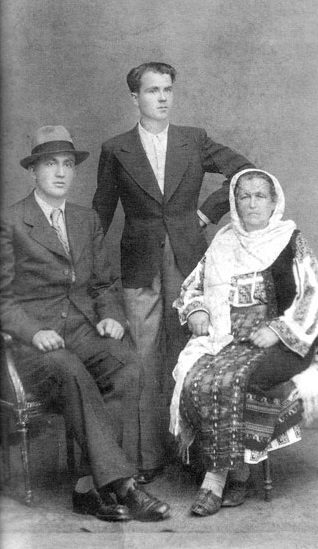 Petre Țuțea cu fratele Ion și mama sa