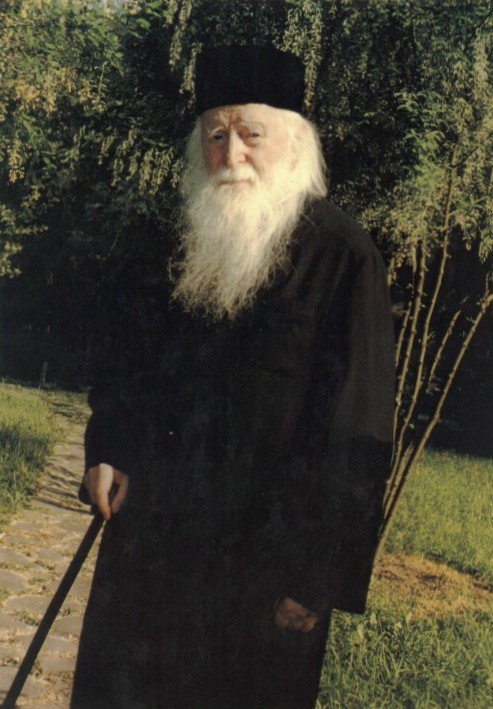 Părintele Sofian Boghiu plimbându-se în grădina mănăstirii Antim - anul 2001
