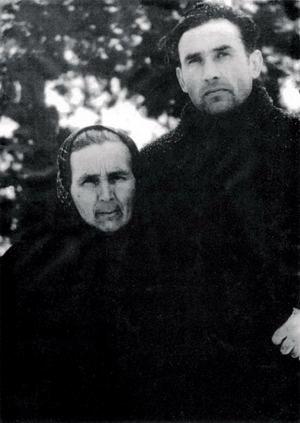 Valeriu Gafencu și mama la colonia Galda