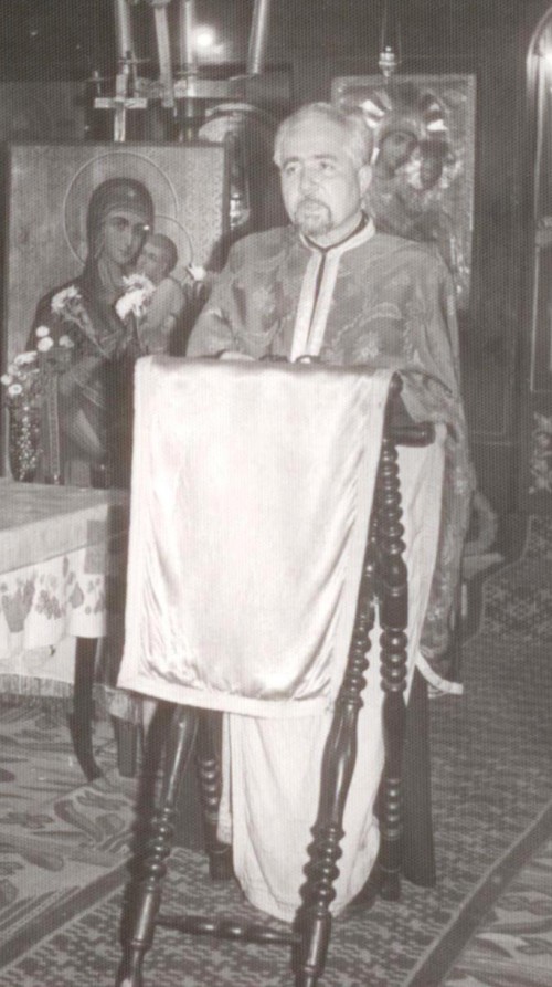 Părintele Vasile Pătrașcu predicând